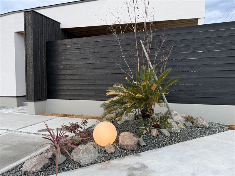 植栽が完成させる平屋。